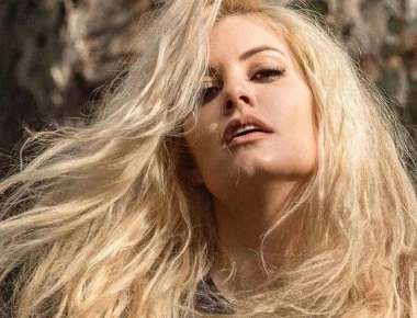 Μ. Κορινθίου: Αντιγράφει την Α. Βουγιουκλάκη στην παράσταση «Η νεράιδα και το παλικάρι»; (φωτο)